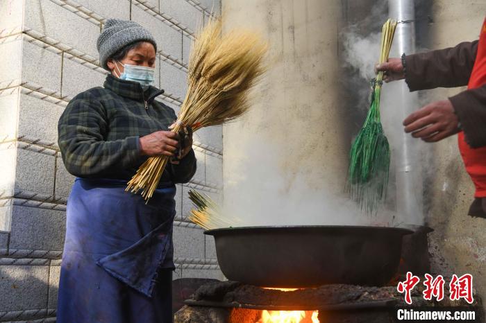 圖為拉薩手藝人制作年貨“羅薩梅朵”?！∝暩聛?lái)松 攝
