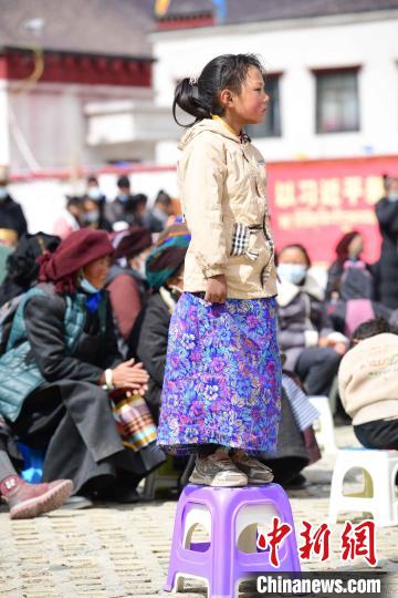 圖為觀看節(jié)目的小女孩?！∝暩聛硭?攝