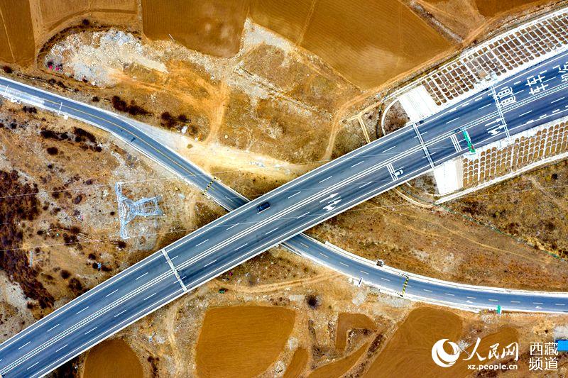 拉林高等級公路。徐馭堯攝