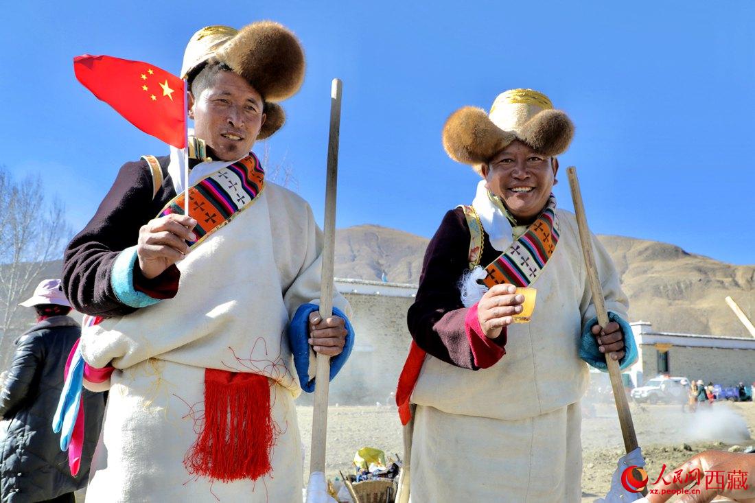 互敬青稞酒，祈福一年的豐收。人民網(wǎng) 次仁羅布攝