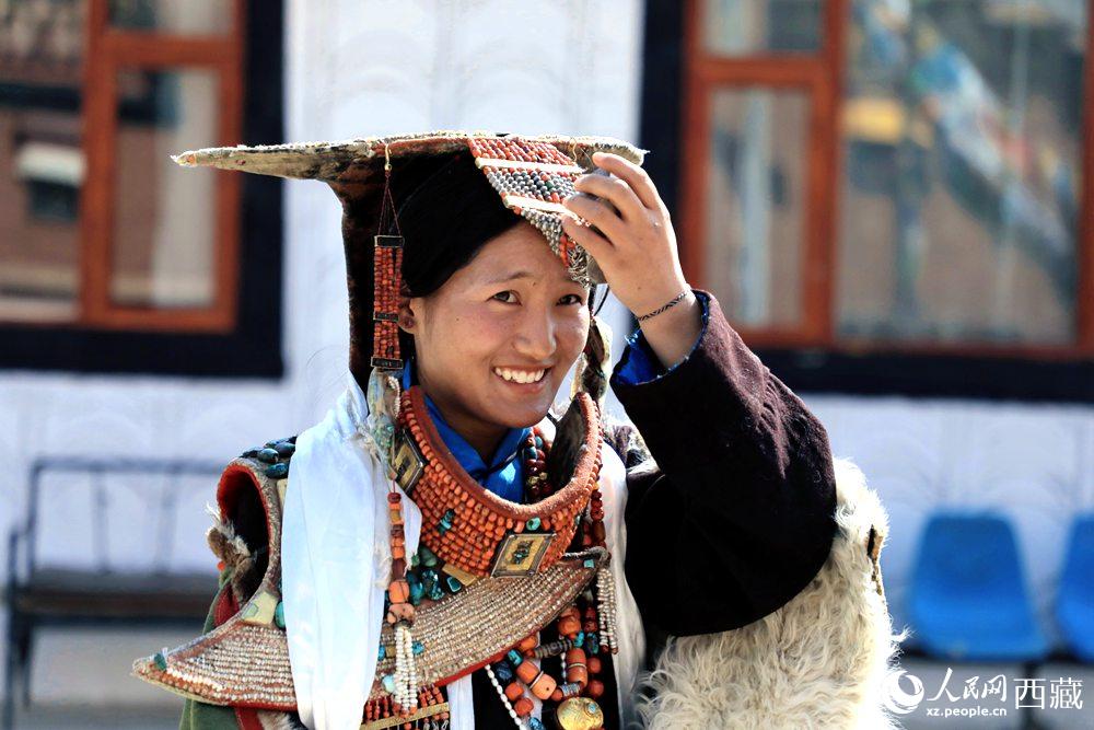 身著“飛天服飾”的普蘭少女。人民網(wǎng) 李海霞攝