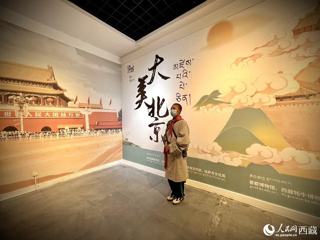 拉薩市北京實驗中學的學生講解員進行講解。人民網(wǎng) 次仁羅布攝