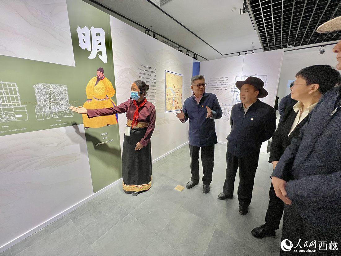 拉薩市北京實驗中學的學生講解員進行講解。人民網(wǎng) 次仁羅布攝