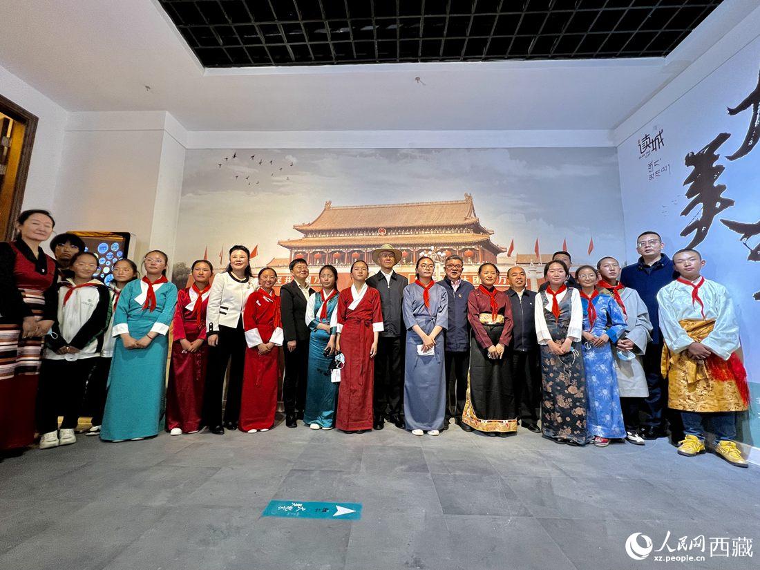 合影留念。人民網(wǎng) 次仁羅布攝