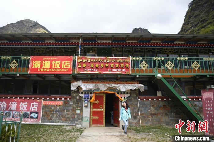 玉麥鄉(xiāng)里修建了飯店與旅館?！钊A峰 攝