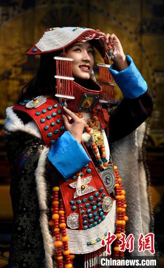 圖為國家級非遺項(xiàng)目——西藏阿里普蘭的“宣”服，該服飾華麗稀有，每逢節(jié)日盛典時才會穿戴?！±盍?攝