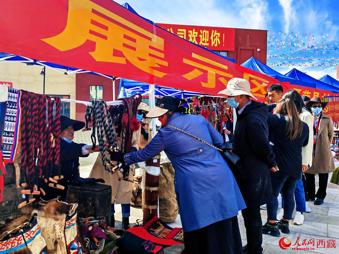 技能大賽現(xiàn)場(chǎng)引來(lái)不少客戶。人民網(wǎng) 李海霞攝