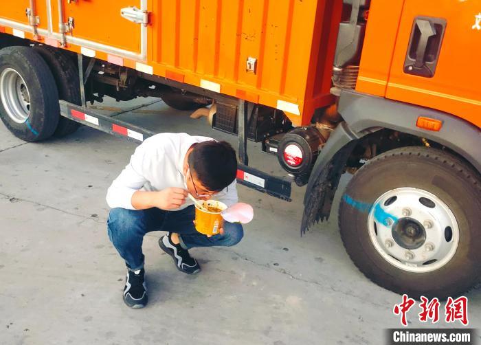 由于沿路疫情原因，閆光宇和朋友只能在服務(wù)區(qū)簡餐。　鄭朋 攝