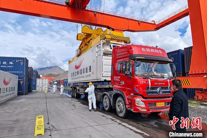 援助物資卸車現(xiàn)場?！F青藏集團有限公司拉薩車務段 供圖