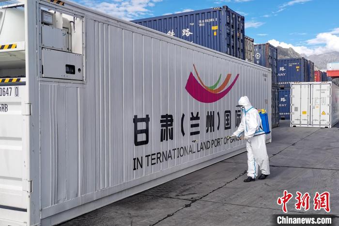 9月9日，甘肅省援助拉薩700噸生活物資“乘冷鏈專列”抵達拉薩?！F青藏集團有限公司拉薩車務段 供圖