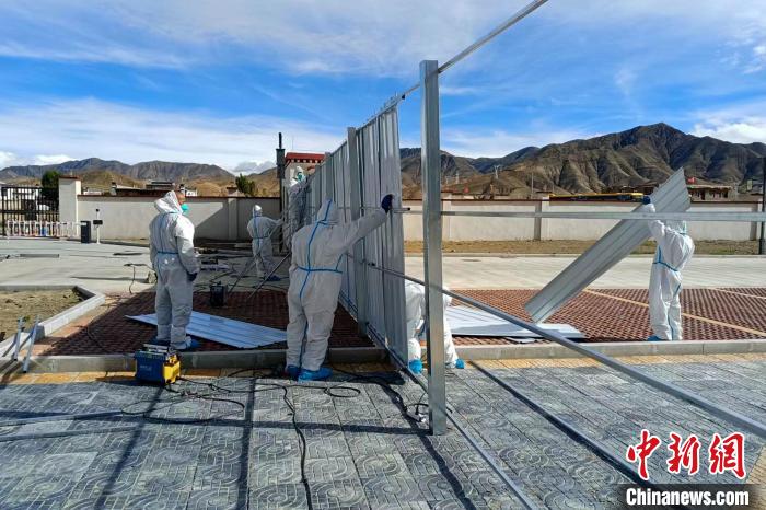 西藏金塔建設集團有限公司職工支援日喀則方艙建設?！∈茉L者供圖