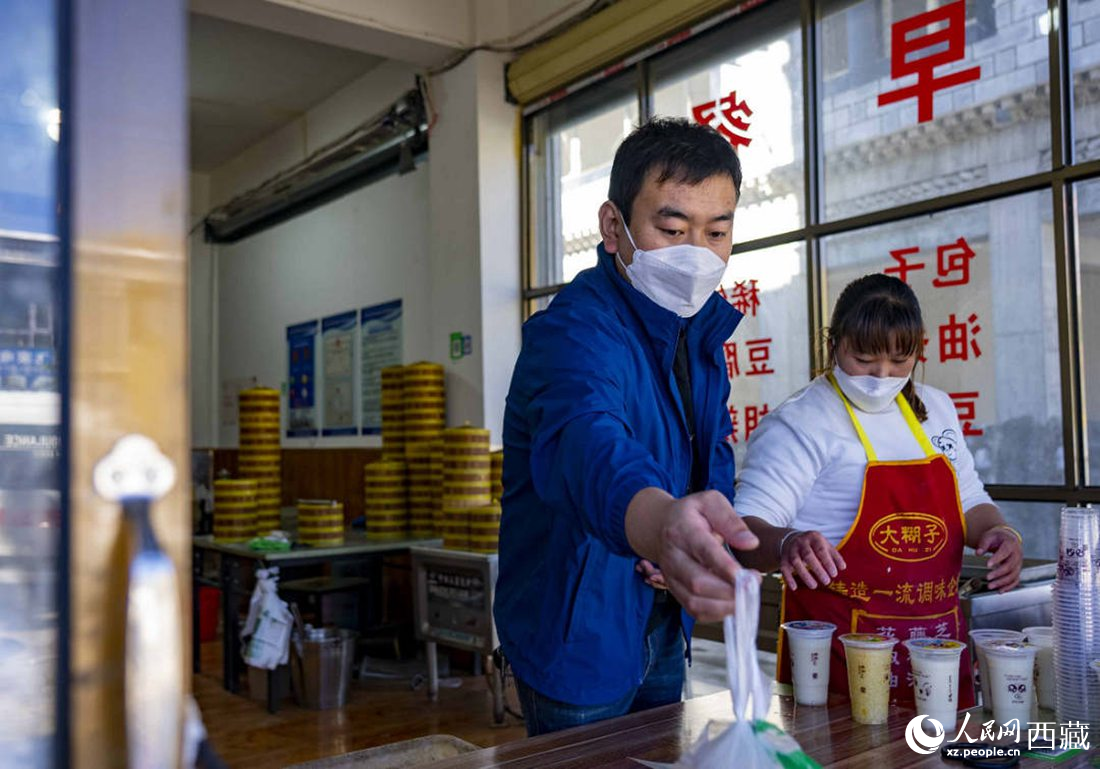 市民購(gòu)買早餐。人民網(wǎng) 次仁羅布攝