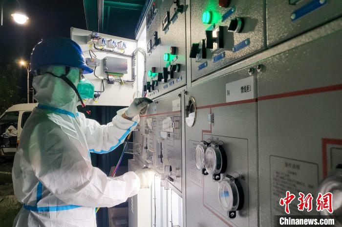西藏電力部門順利完成方艙醫(yī)院供電設(shè)備安全可靠接入?！⊥醮箫w 攝