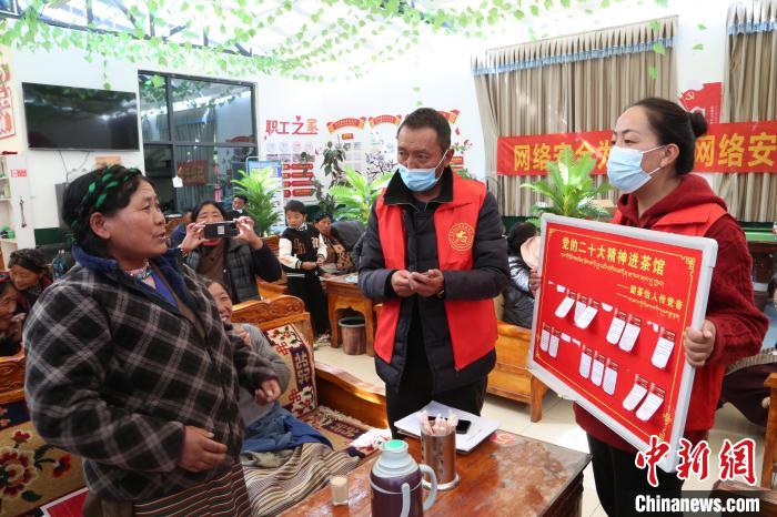 圖為瓊結(jié)縣村民參與問答?！愔闈扇?攝