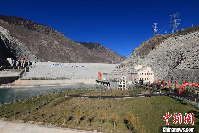 圖為金沙江上游蘇洼龍水電站?！⊥趵?攝