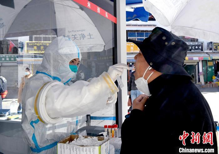 12月7日，拉薩市民正在進行核酸檢測?！±盍?攝