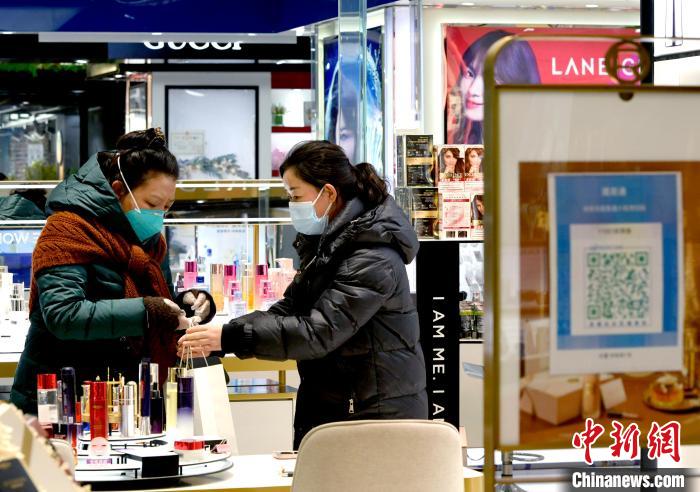 12月7日，拉薩，市民掃碼進入拉薩百貨大樓選購護膚品?！±盍?攝