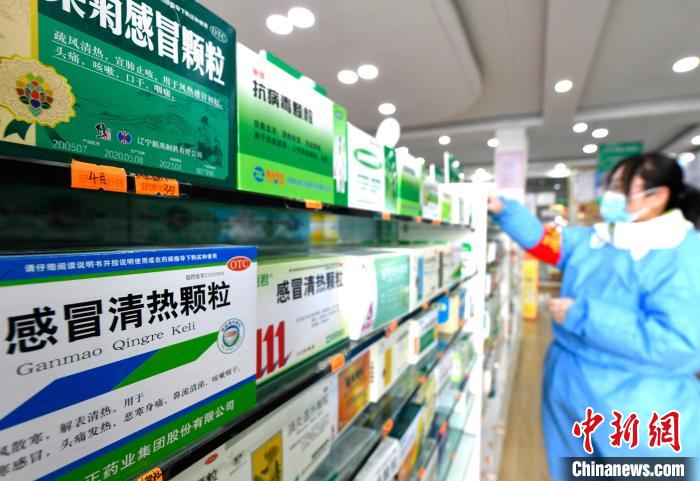 12月7日，拉薩宇拓路一藥店工作人員正在整理店內的感冒類藥品?！±盍?攝
