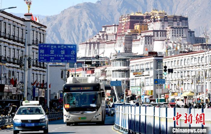 12月7日，一輛公交車從拉薩市城關區(qū)北京東路駛過。　李林 攝