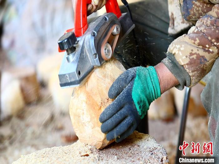 圖為手工藝人正在制作木碗?！〉录?　攝