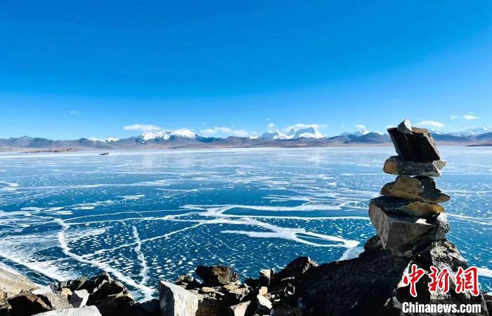 圖為普瑪江塘鄉(xiāng)境內(nèi)的雪山、冰湖美景?！±丝ㄗ涌h網(wǎng)信辦供圖