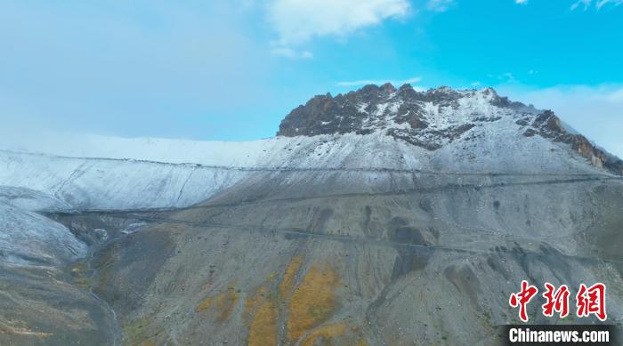 圖為邊壩縣降雪時(shí)夏貢拉山段路況?！∵厜慰h融媒體中心供圖