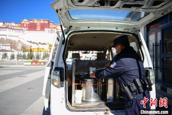 圖為1月23日，布達拉宮廣場派出所民警正在打午飯?！∝暩聛硭?攝