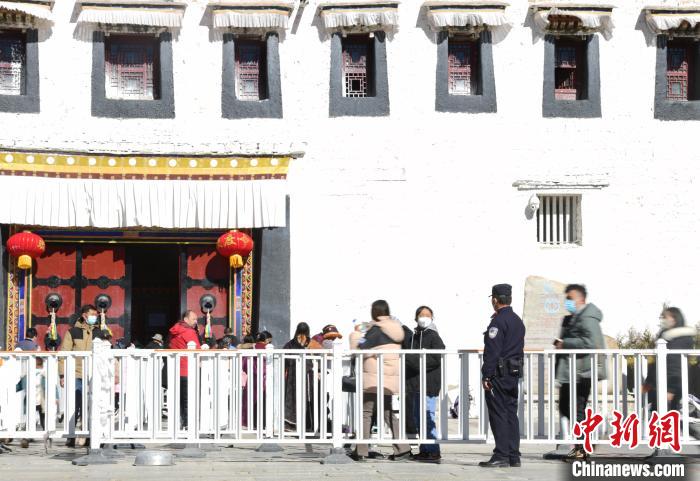 圖為1月23日，布達拉宮廣場派出所民警正在引導游客?！∝暩聛硭?攝