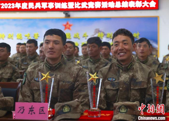 表彰大會(huì)上，獲獎(jiǎng)選手開心瞬間?！敲衫?攝