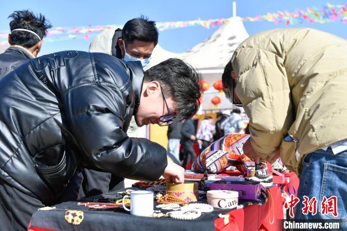 圖為展銷會現(xiàn)場?！∝暩聛硭?攝