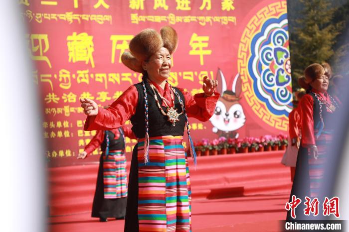 圖為藏歷新年活動現(xiàn)場?！埩?攝