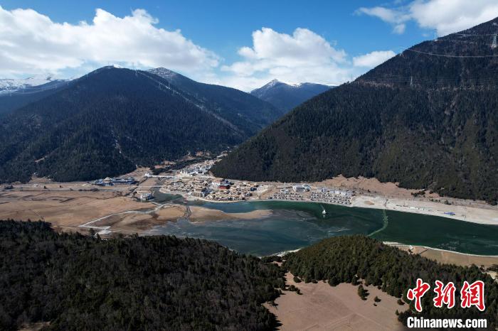 2月17日，西藏林芝魯朗小鎮(zhèn)。(無人機(jī)照片) 李林 攝