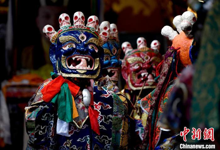 2月19日，楚布寺僧人們佩戴面具準備參加跳神活動?！±盍?攝