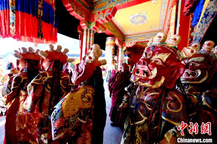 2月19日，楚布寺僧人們佩戴面具準備參加跳神活動。　李林 攝