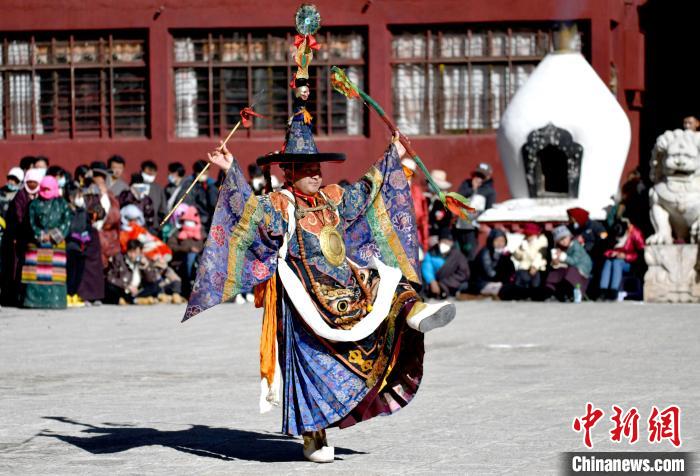 2月19日，楚布寺僧人參加跳神活動。　李林 攝
