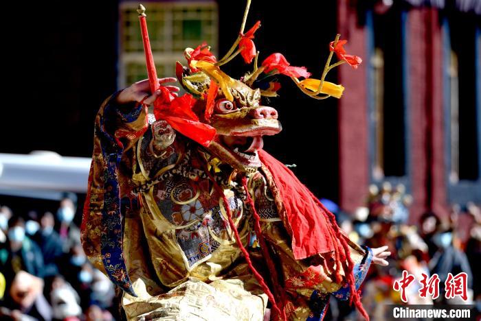 2月19日，楚布寺僧人佩戴面具參加跳神活動?！±盍?攝