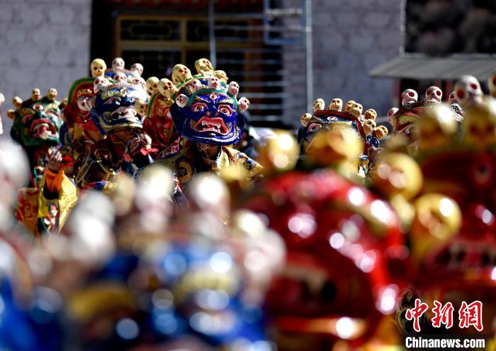 2月19日，楚布寺僧人們佩戴面具參加跳神活動?！±盍?攝