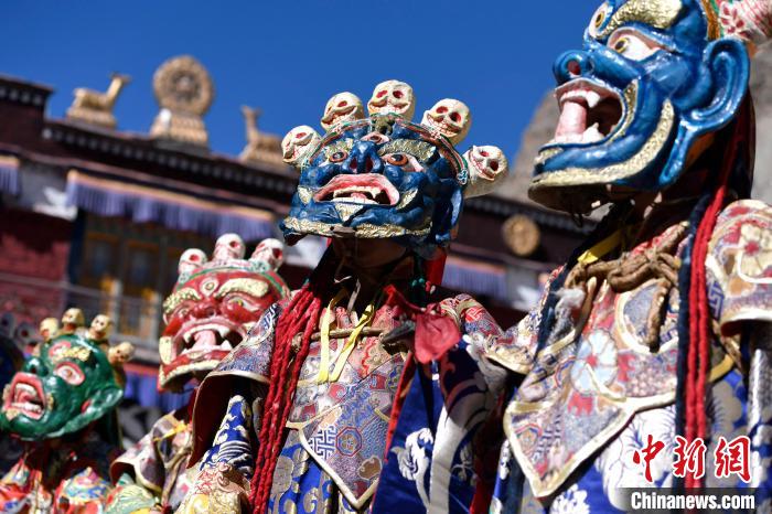 2月19日，楚布寺僧人們佩戴面具參加跳神活動?！±盍?攝