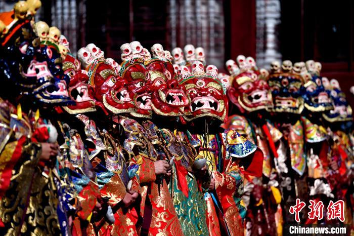 2月19日，楚布寺僧人們佩戴面具參加跳神活動?！±盍?攝