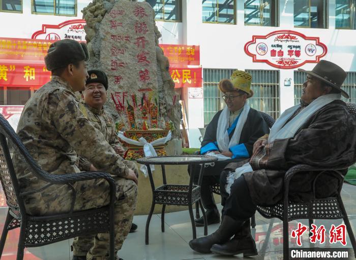 圖為阿里軍分區(qū)某邊防團(tuán)官兵與駐地群眾拉家常。　劉曉東 攝