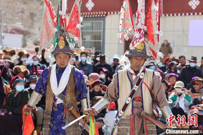 圖為兩位藝人表演瓊結(jié)“果孜”舞?！愔闈扇?攝