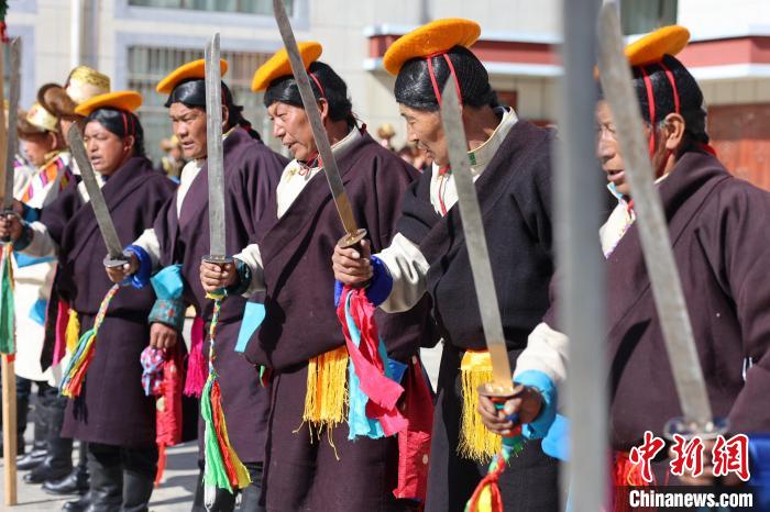 圖為藝人們手持藏刀表演加麻百·甲江?！愔闈扇?攝