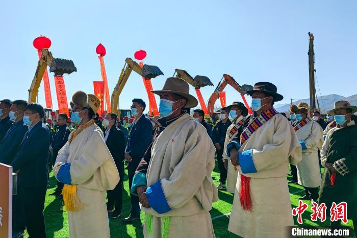 各方代表參加集中開復(fù)工儀式?！∧岈斪扛?攝