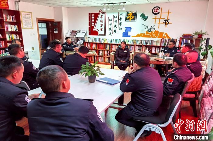 圖為亞東出入境邊防檢查站民警與銀行業(yè)務(wù)人員進行金融知識深入交流。　胡利媛 攝