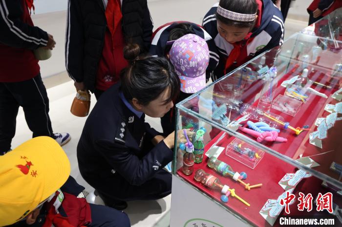 圖為亞東邊檢站民警為駐地小學(xué)生開展禁毒教育。　胡利媛 攝