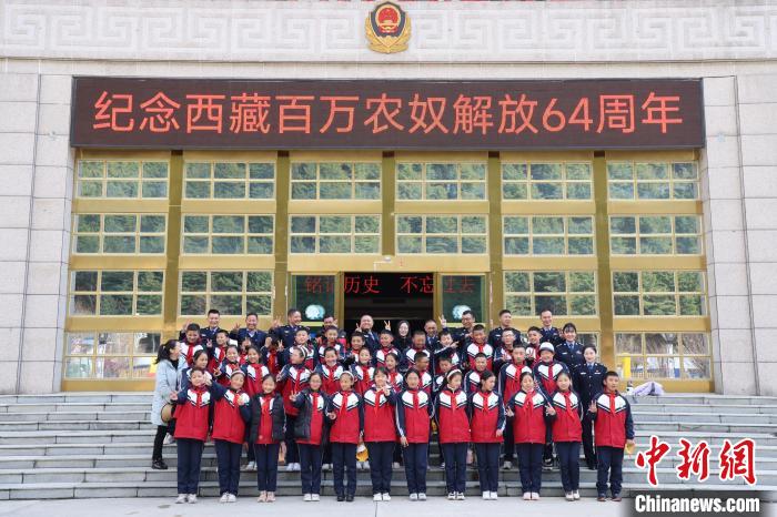圖為亞東邊檢站民警代表與駐地小學(xué)師生代表合影留念?！『?攝