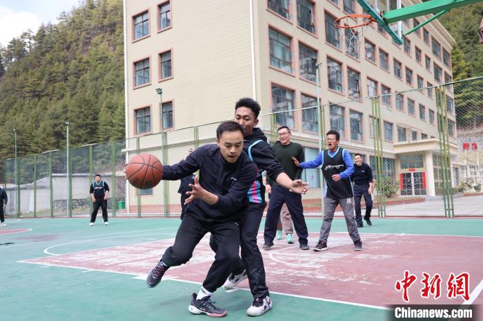 圖為亞東邊檢站民警與駐地農(nóng)業(yè)銀行代表開展籃球友誼賽?！『?攝