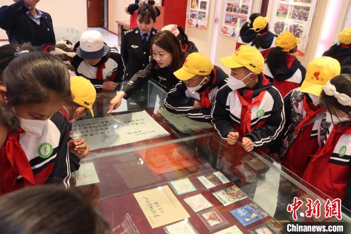 圖為亞東邊檢站民警為駐地小學(xué)生講解該站榮譽(yù)發(fā)展史。　胡利媛 攝