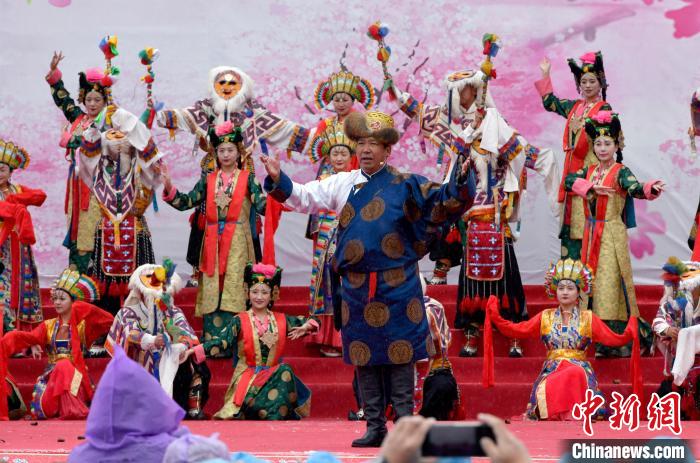 3月28日，西藏林芝第二十屆桃花旅游文化節(jié)開幕式上的文藝表演?！±盍?攝