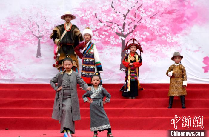3月28日，西藏林芝第二十屆桃花旅游文化節(jié)開幕式上的文藝表演?！±盍?攝